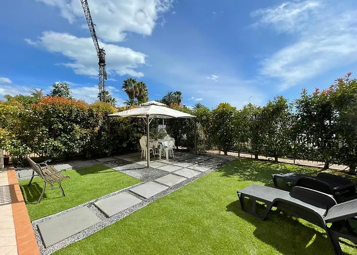 B179 - Riva Con Giardino *
